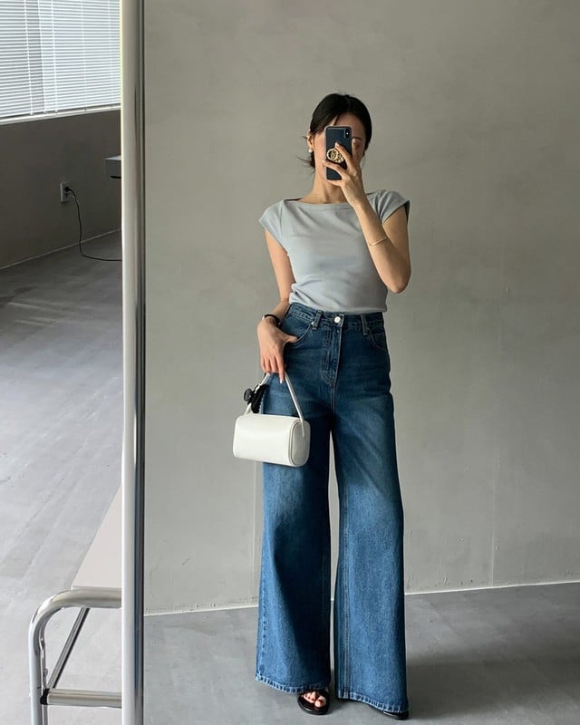 Thao tác sơ vin gọn gàng giúp tôn dáng, khiến set đồ đơn giản trở nên chỉn chu và thanh lịch hơn