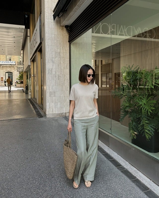  Khi đi cùng dép xỏ ngón và túi cói, outfit trở nên thoải mái và tự nhiên, rất thích hợp để xuống phố.