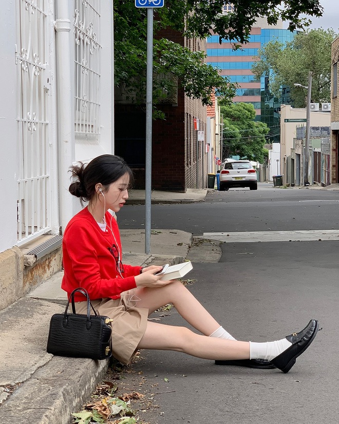 Một đôi loafer màu đen, nâu hay be khi đi cùng quần âu, áo sơ mi sẽ rất phù hợp với môi trường công sở.