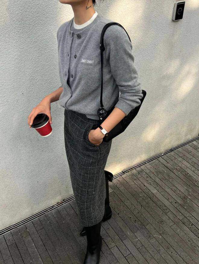  Bạn có thể kết hợp hai tông màu tương phản, đồng màu hoặc cùng hệ để tạo sự hài hòa.
