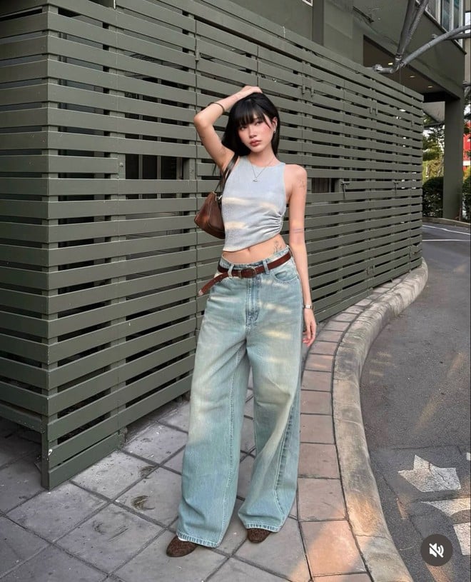  Set đồ này phù hợp với mọi hoàn cảnh, từ cà phê cuối tuần đến những buổi dạo phố.