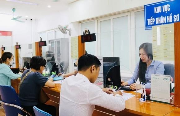 Điểm mới quan trọng là luật sửa đổi không còn phân biệt khu vực công hay tư, giúp cách tính trợ cấp trở nên thống nhất và minh bạch hơn.    