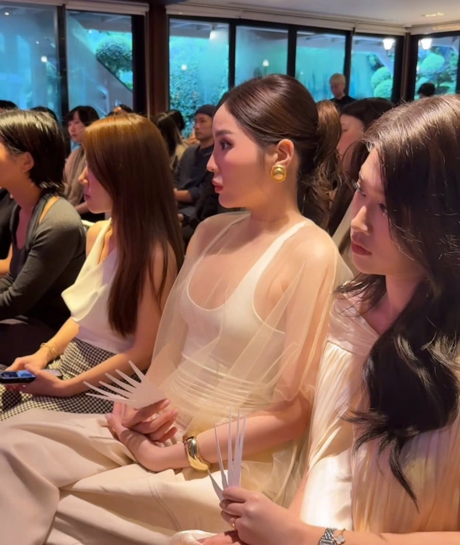Sự tò mò càng tăng khi cặp đôi bị soi cùng đeo một mẫu nhẫn giống hệt nhau ở ngón áp út, đến từ thương hiệu Shbet111 kèo cá cược world cup nổi tiếng. 
