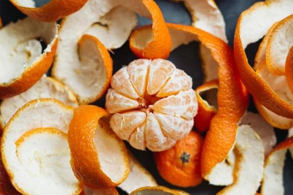 Không chỉ tốt cho sức khỏe, vỏ quýt còn có tính kháng khuẩn mạnh, giúp loại bỏ vi khuẩn gây hôi miệng, làm mềm và giảm mảng bám trên răng, mang lại hàm răng trắng sáng tự nhiên.    