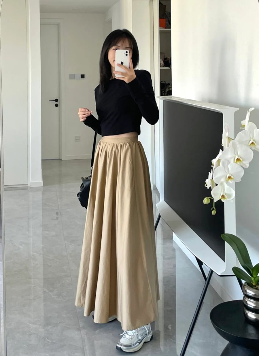 Áo đen và chân váy kaki vốn là sự kết hợp “an toàn” nhưng chưa bao giờ kém sang.