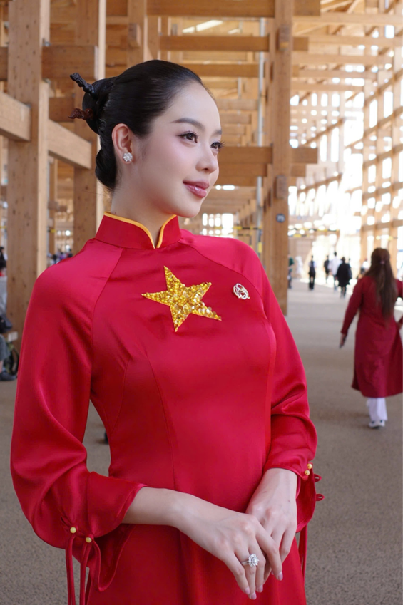 Trong khuôn khổ chương trình, Hoa hậu Thanh Thủy xuất hiện nổi bật trong tà áo dài in hình cờ đỏ sao vàng, mang đến những khoảnh khắc giàu bản sắc, giới thiệu vẻ đẹp văn hóa Việt Nam đến bạn bè năm châu.