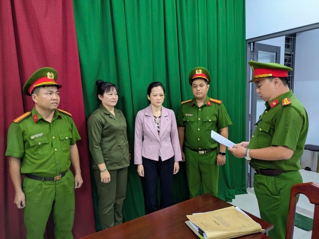 Theo điều tra ban đầu, gần 4 năm trước, chị Nguyễn Thị Tiền Th. (31 tuổi, quê Đắk Lắk) thực hiện dịch vụ niềng răng tại phòng khám Tuyết Chinh. 