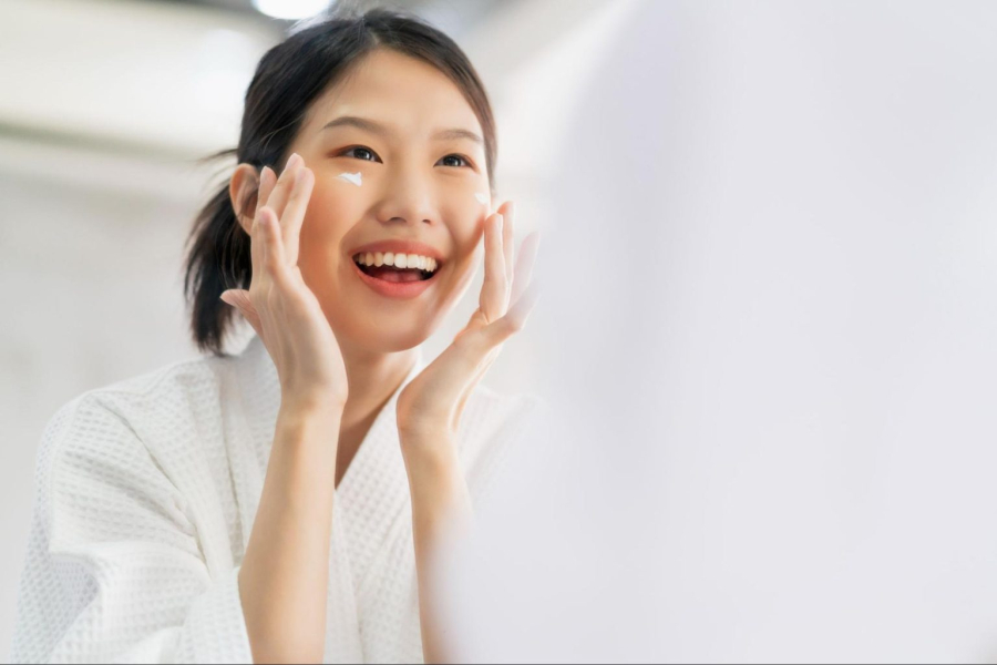 Việc bổ sung các sản phẩm dưỡng có khả năng cấp ẩm sâu sẽ giúp duy trì sự đàn hồi, mềm mại và tươi trẻ cho da.