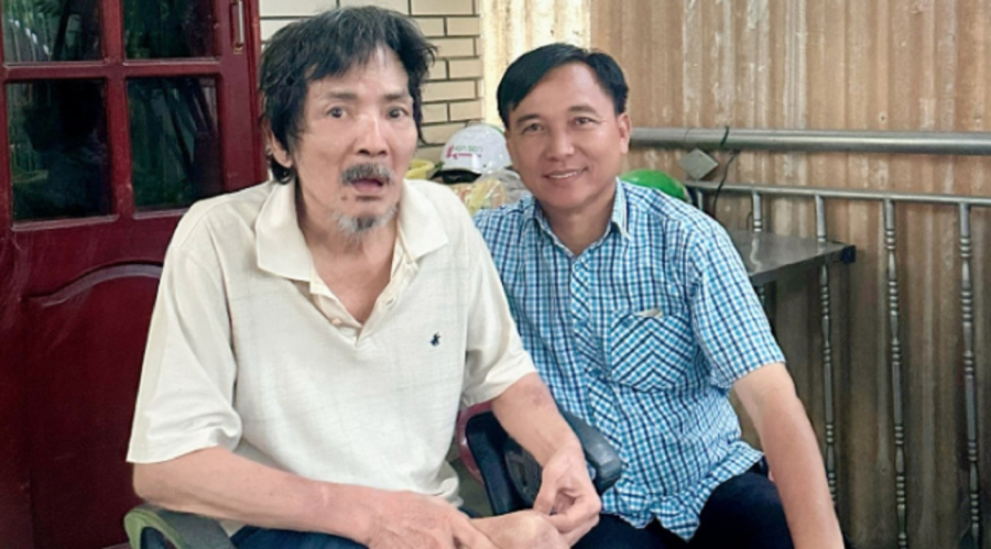 Nghệ sĩ Thương Tín không thể đi lại, cần người hỗ trợ trong sinh hoạt sau chấn thương  