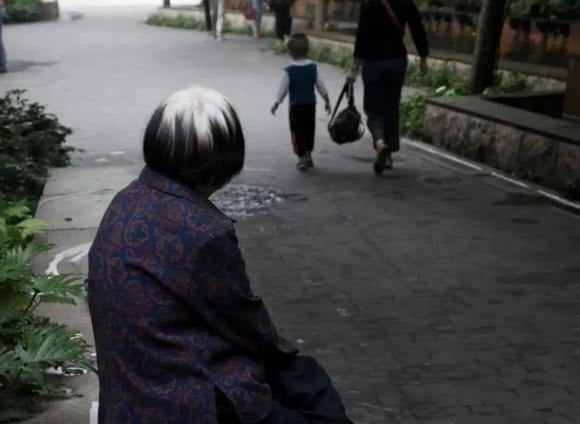 Bộ phim Trung Quốc An Gia từng phản ánh thực tế này: cặp vợ chồng già gom góp vài trăm triệu giúp con trai mua nhà, nhưng khi dọn về sống chung, họ bị chính con từ chối, buộc phải quay lại quán nhỏ tạm bợ.    