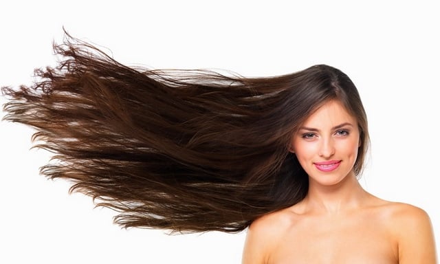 Trước hết là làm đúng cách để giảm tối đa tổn thương cho tóc và da đầu.