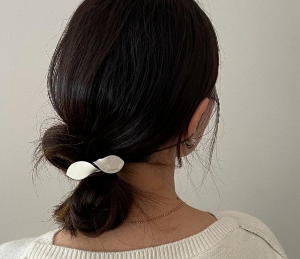 Khi thực hiện, bạn nên búi lỏng để tóc có độ bồng bềnh, tránh cảm giác khô cứng.