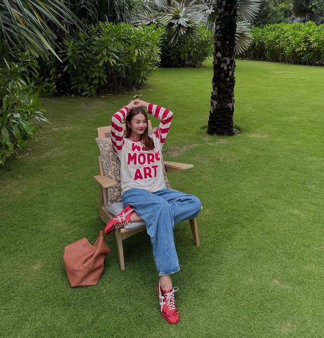 Bộ cánh này càng hoàn hảo hơn khi kết hợp cùng sneaker đỏ, mang lại vẻ trẻ trung, hiện đại và cực kỳ bắt mắt.    