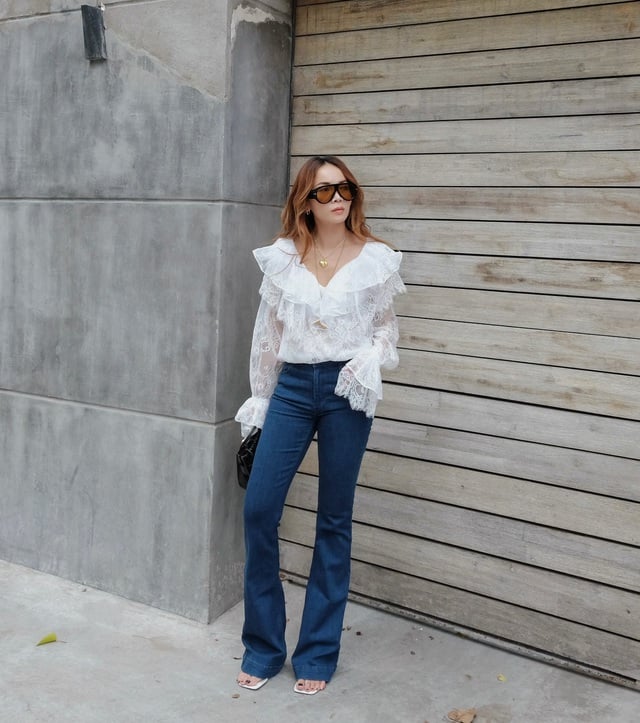 Áo blouse bèo nhún điệu đà cũng có thể “ăn ý” với quần jeans