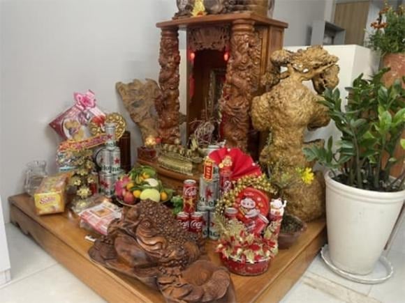 Trong phong thủy, cóc ngậm tiền (Thiềm Thừ) là linh vật chiêu tài, thường được đặt trên bàn thờ Thần Tài – Ông Địa để mang lại may mắn, giàu sang cho gia chủ. 