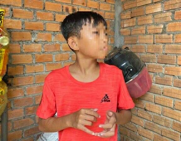 Nguồn tin từ báo Thanh Niên cho biết, người giúp đỡ P. là T.C.K. (12 tuổi). Bức tường mà P. leo cao khoảng 2m, có thang nối sang nhà hàng xóm, tạo điều kiện để thoát khỏi sự truy đuổi của nghi phạm.    