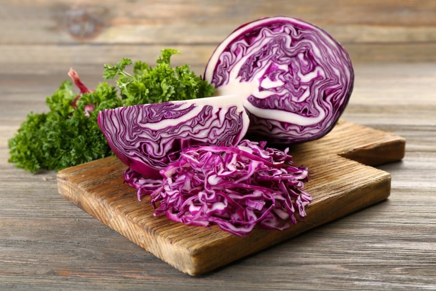 Bắp cải tím chứa vitamin C, K, anthocyanin và chất xơ – những thành phần không chỉ tốt cho sức khỏe mà còn hỗ trợ làm đẹp toàn diện.    