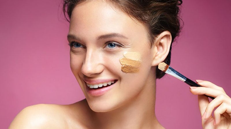 Da khô sẽ hợp với concealer dạng lỏng hoặc dạng kem mềm mượt, giúp tạo độ ẩm 