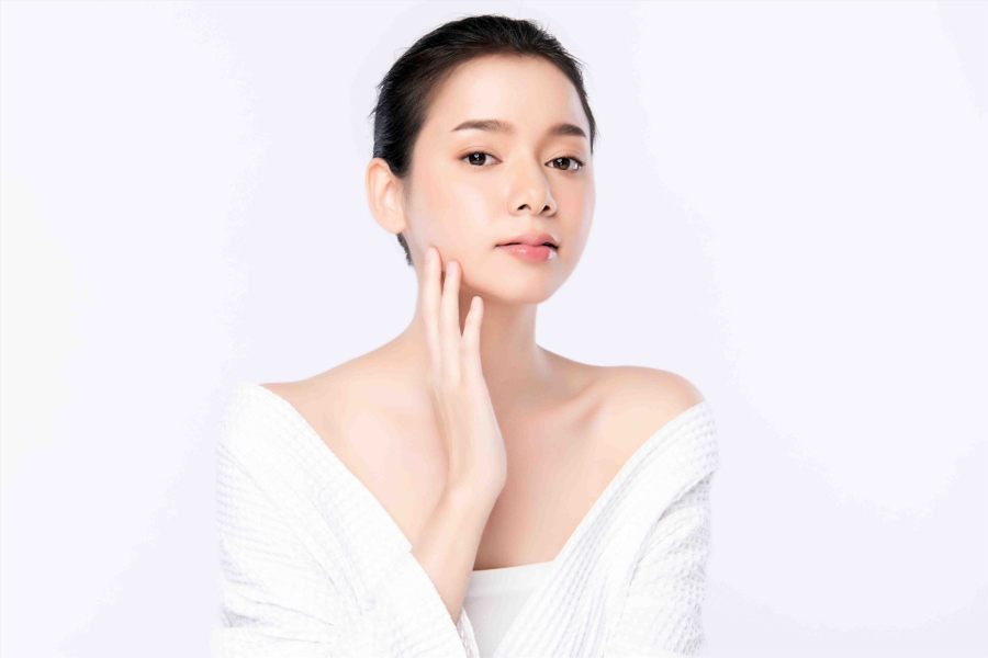  Lời khuyên cho bạn chính là sử dụng các sản phẩm chứa chiết xuất trà xanh hoặc trà trắng.
