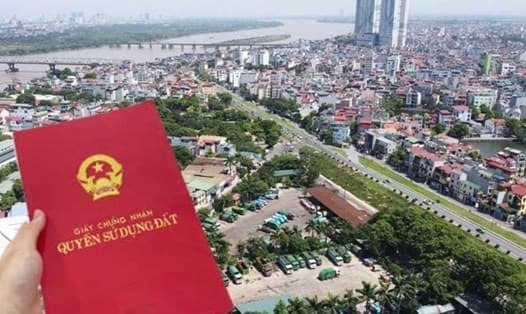 Về thủ tục, theo Thông tư 80/2021/TT-BTC, hồ sơ gồm: văn bản đề nghị (theo mẫu), giấy tờ chứng minh thuộc diện được miễn/giảm và quyết định hoặc văn bản chấp thuận của UBND cấp tỉnh (hoặc cơ quan được ủy quyền).    