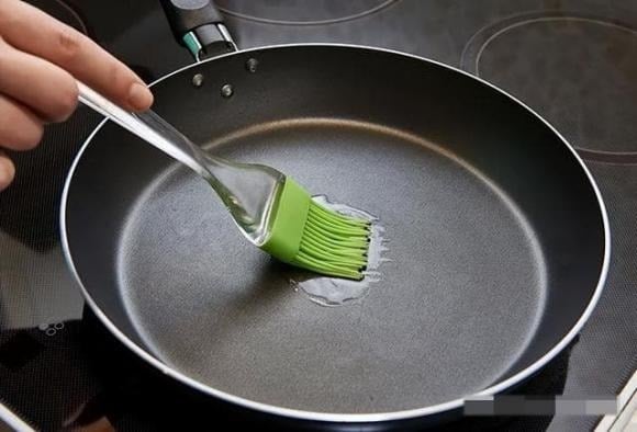 So với các chất liệu khác, dụng cụ bằng nhôm, đồng, gang hay thép không gỉ cũng có những rủi ro nhất định, song nhìn chung nồi, chảo phủ Teflon hiện nay được đánh giá là an toàn nếu sử dụng đúng cách và không để lớp chống dính bong tróc, hư hại.    