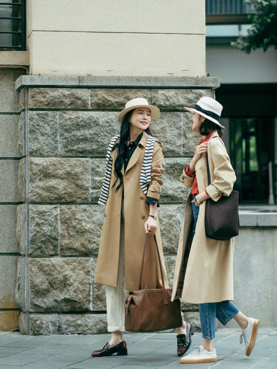 Chỉ cần khoác trench coat bên ngoài bộ Shbet999 com đăng nhập đơn giản, tổng thể đã trở nên thanh lịch và cuốn hút