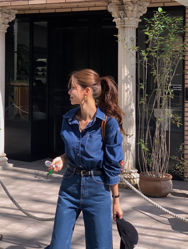 Nếu muốn đổi gió với một chút mạnh mẽ mà vẫn giữ được sự tinh tế, sơ mi denim là gợi ý hoàn hảo.