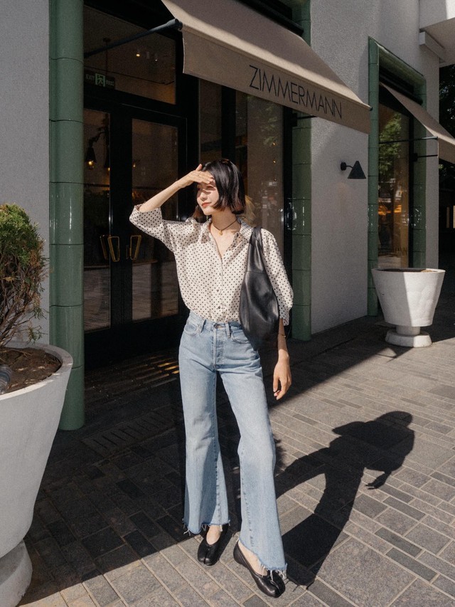 Nếu muốn đổi gió với một chút mạnh mẽ mà vẫn giữ được sự tinh tế, sơ mi denim là gợi ý hoàn hảo.
