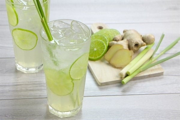 Thay vì nhai kẹo cao su hay kẹo bạc hà, một cốc nước chanh có thể giúp bạn tự tin hơn khi giao tiếp. 