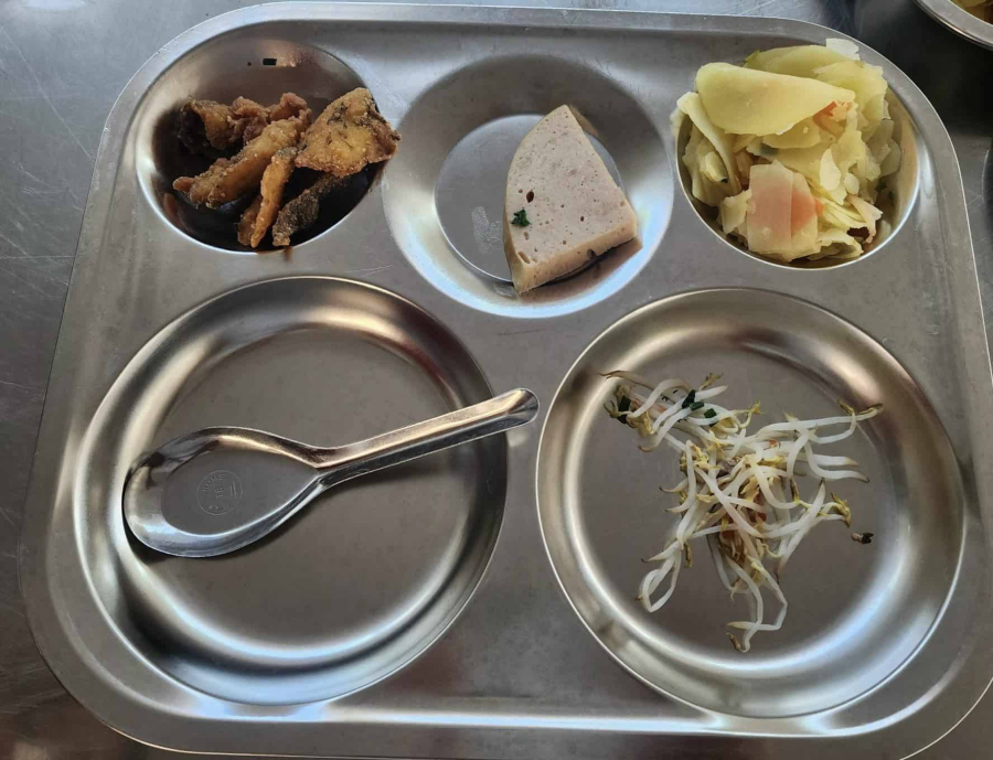 Không ít phụ huynh khác cũng cho biết con mình rơi vào tình trạng tương tự: suất ăn ít, các món nghèo nàn, lặp đi lặp lại, thậm chí khó ăn, khiến trẻ đói bụng, không đủ năng lượng cho giờ học buổi chiều.    