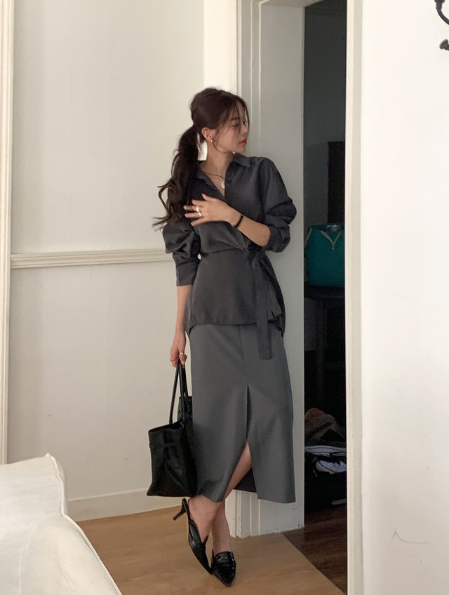 Sự kết hợp giữa áo sơ mi xám thanh lịch cùng chân váy dài dáng suông có chi tiết xẻ tà giúp tổng thể thêm phần thời thượng