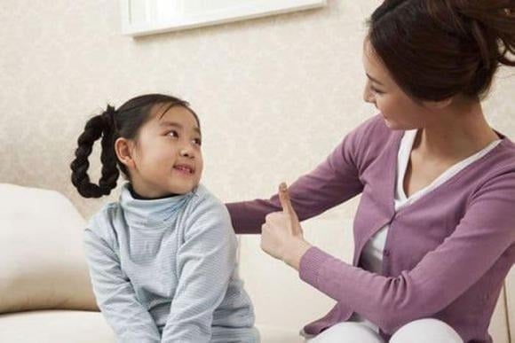 Chỉ bằng việc ngừng tương tác thay vì la hét, cha mẹ đã truyền tải thông điệp mạnh mẽ: sự thiếu tôn trọng không được dung thứ.    