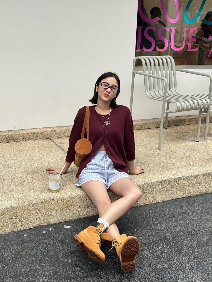 Nhiều cô gái thường kết hợp item này với quần shorts hoặc chân váy ngắn để tạo nên vẻ ngoài trẻ trung
