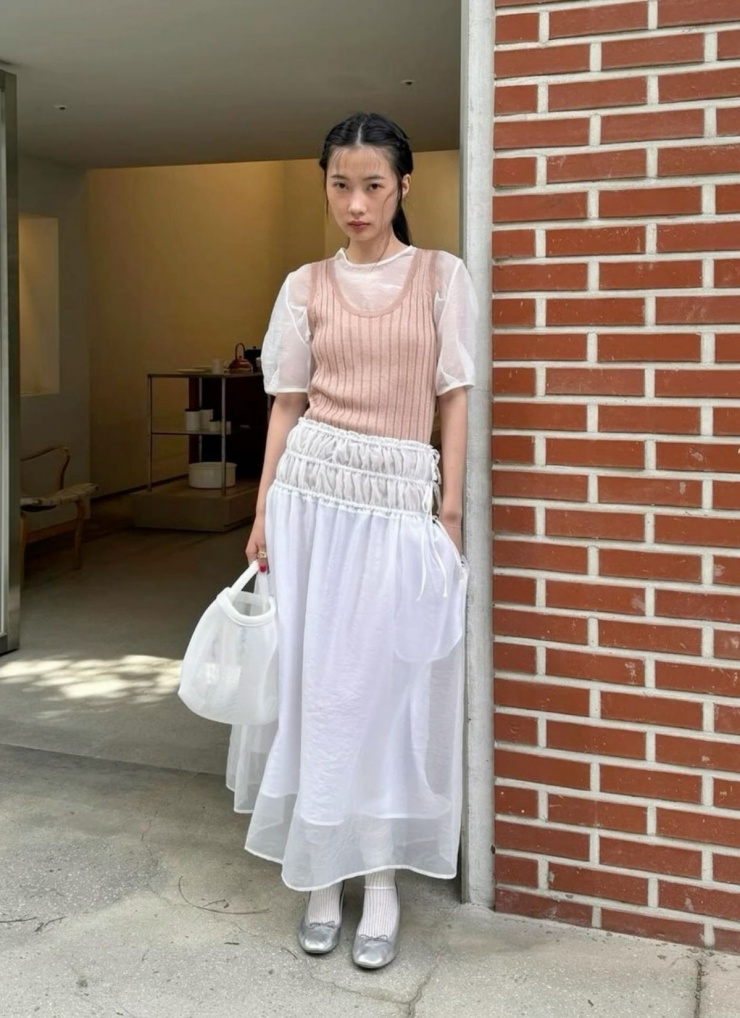 Chỉ cần thêm một chiếc gilet dệt kim, bạn đã có thể biến Shbet999 com đăng nhập mùa hè thành set đồ mùa thu hợp mốt.