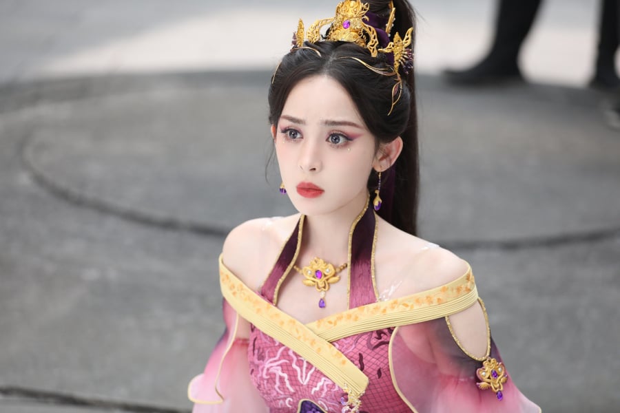Nữ diễn viên luôn chú trọng bước dưỡng ẩm và làm dịu, chỉ giữ lại những sản phẩm thật sự cần thiết để tránh da bị “quá tải”.