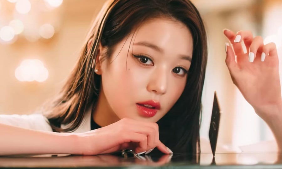 Điều khiến khán giả ấn tượng chính là lớp makeup trong suốt, tập trung vào đôi môi hồng và gò má tươi sáng