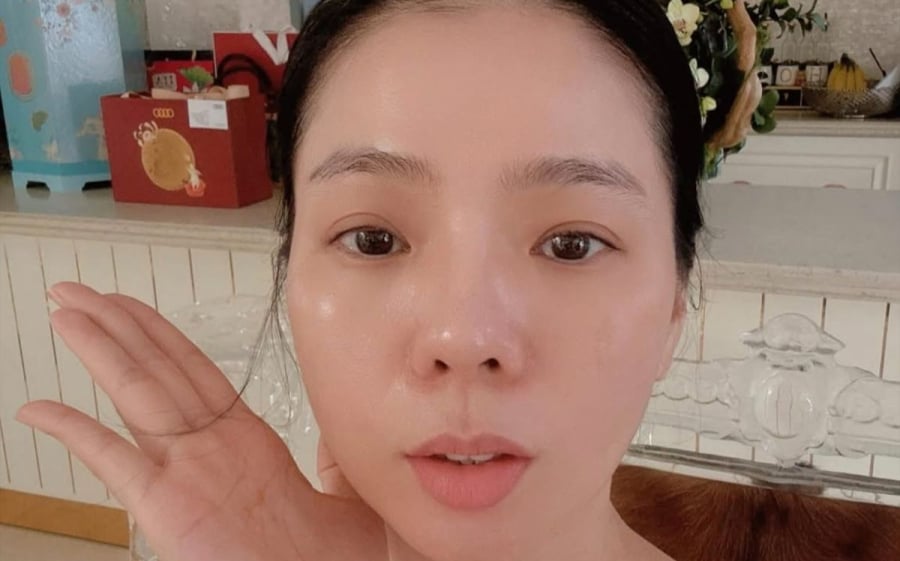 Nữ ca sĩ chia sẻ khoảnh khắc mặt mộc trên mạng xã hội. Trong ảnh, Mừng SHBET phiên bản mới 2025 của cô mịn màng, căng sáng