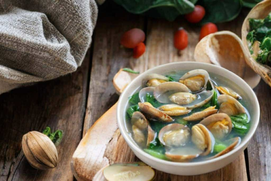 Canh rau diếp thơm nấu ngao – bát canh nóng hổi, thanh mát, hỗ trợ thanh nhiệt và dưỡng phổi hiệu quả.