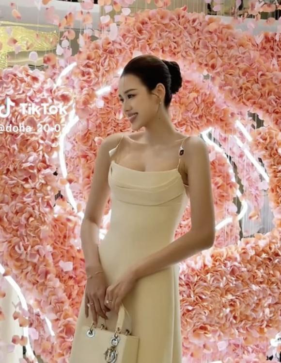 Đỗ Thị Hà gây bất ngờ khi chọn phong cách gợi cảm.  
