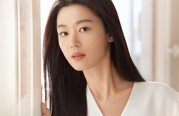 Theo chia sẻ, Jeon Ji Hyun luôn bắt đầu chu trình làm đẹp bằng bước rửa mặt. 