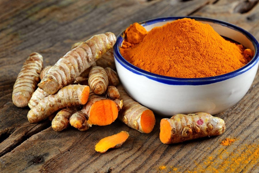 Củ nghệ hoặc bột nghệ khô nghiền từ củ nghệ sẽ có màu vàng đậm là do tinh dầu nghệ