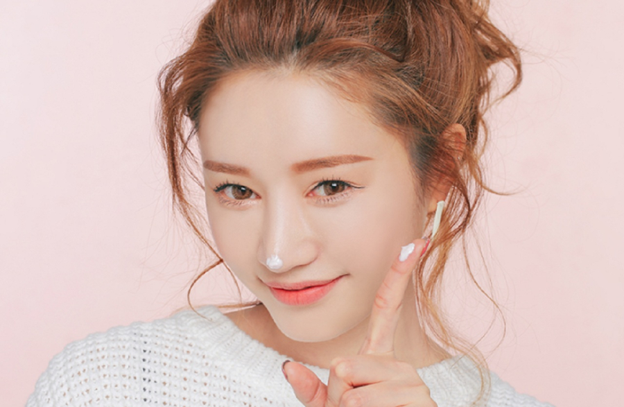 Để đạt hiệu quả với phong cách glass skin, việc chăm sóc da, đặc biệt là dưỡng ẩm, giữ vai trò quan trọng bậc nhất. 