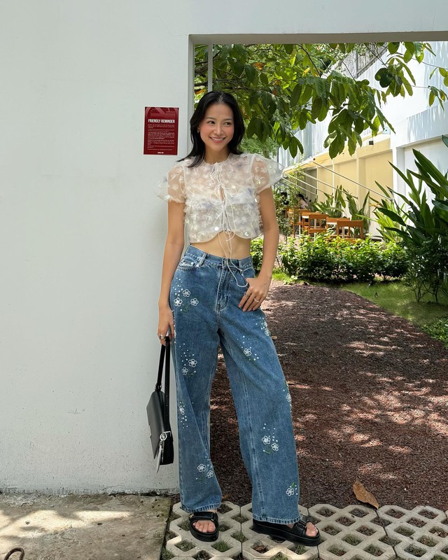 Để cân bằng, các phụ kiện đi kèm như túi và sandal màu trung tính là lựa chọn thông minh.
