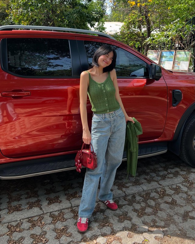 Áo len tăm hai dây mix cùng quần denim ống rộng, nhấn nhá bằng túi và giày đỏ nổi bật, cũng đủ để ghi điểm phong cách.