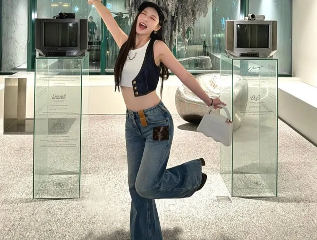 Nếu muốn khai thác vibe retro, bạn có thể mix tank top trắng với quần jeans. Đây là sự trở lại đầy cuốn hút của phong cách thập niên 2000. 