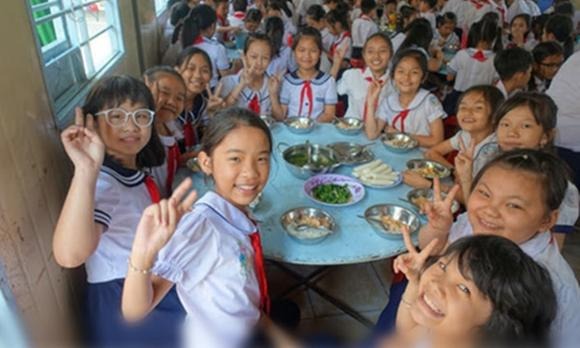 Khen thưởng: Học sinh đạt danh hiệu Học sinh Xuất sắc được thưởng 800.000 đồng/năm học.