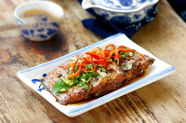 Cá hố kho tộ – miếng cá thấm đẫm gia vị, mềm ngon khó tả, ăn cùng cơm nóng cực bắt vị.