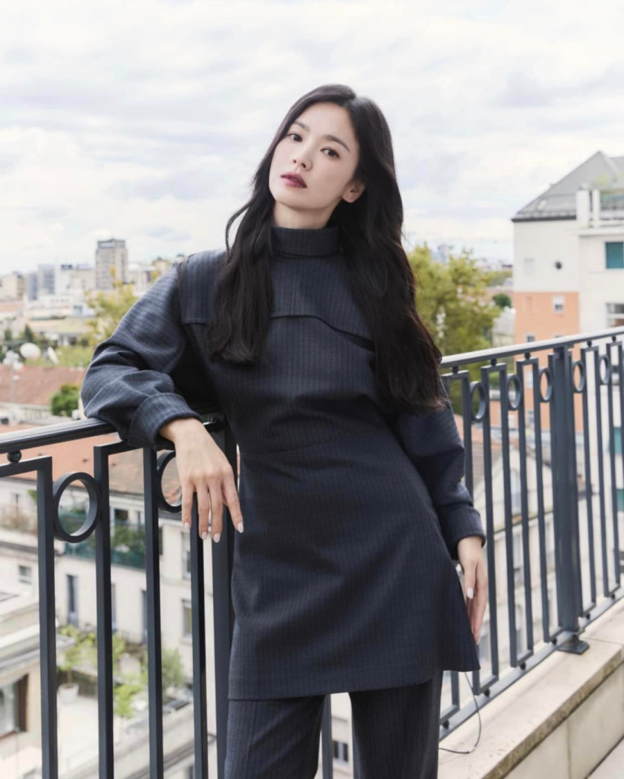 Tủ đồ của Song Hye Kyo xoay quanh những gam màu cơ bản như đen, trắng, be, nâu nhạt, ghi xám hay hồng phấn nhẹ.