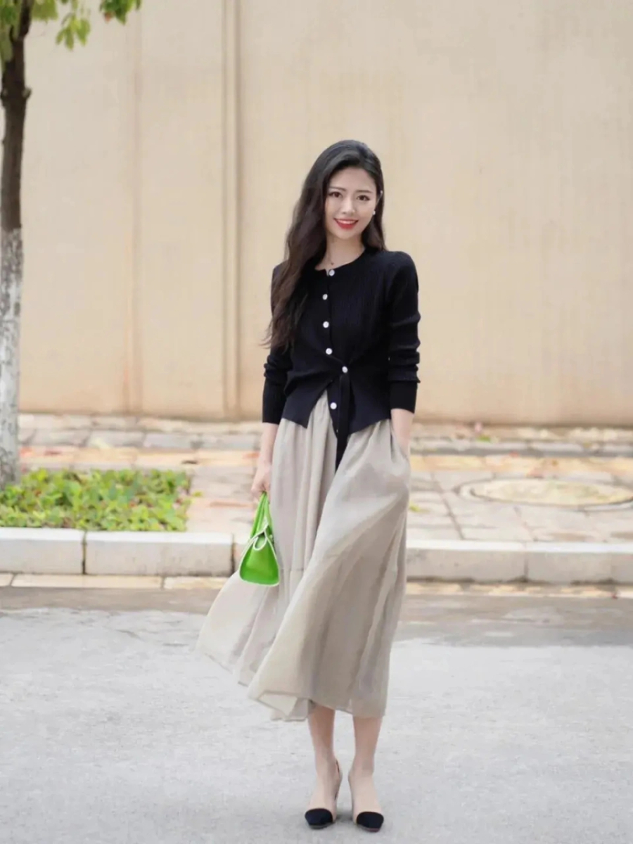 Cardigan len mang lại sự mềm mại, kết hợp cùng tóc uốn sóng sẽ tạo nên phong cách tươi mới và tràn đầy sức sốn