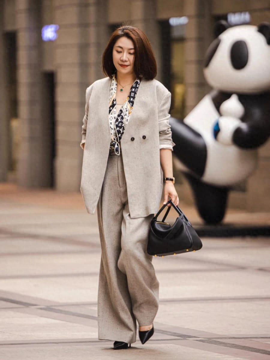 Những món đồ từ vải cotton, linen hay len mỏng nhẹ mang lại cảm giác thoải mái nhưng không kém phần thanh lịch.